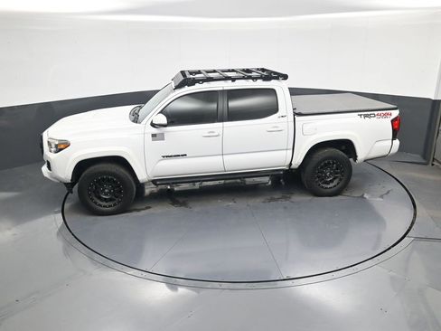 Used 2018 Toyota Tacoma TRD Sport image 32