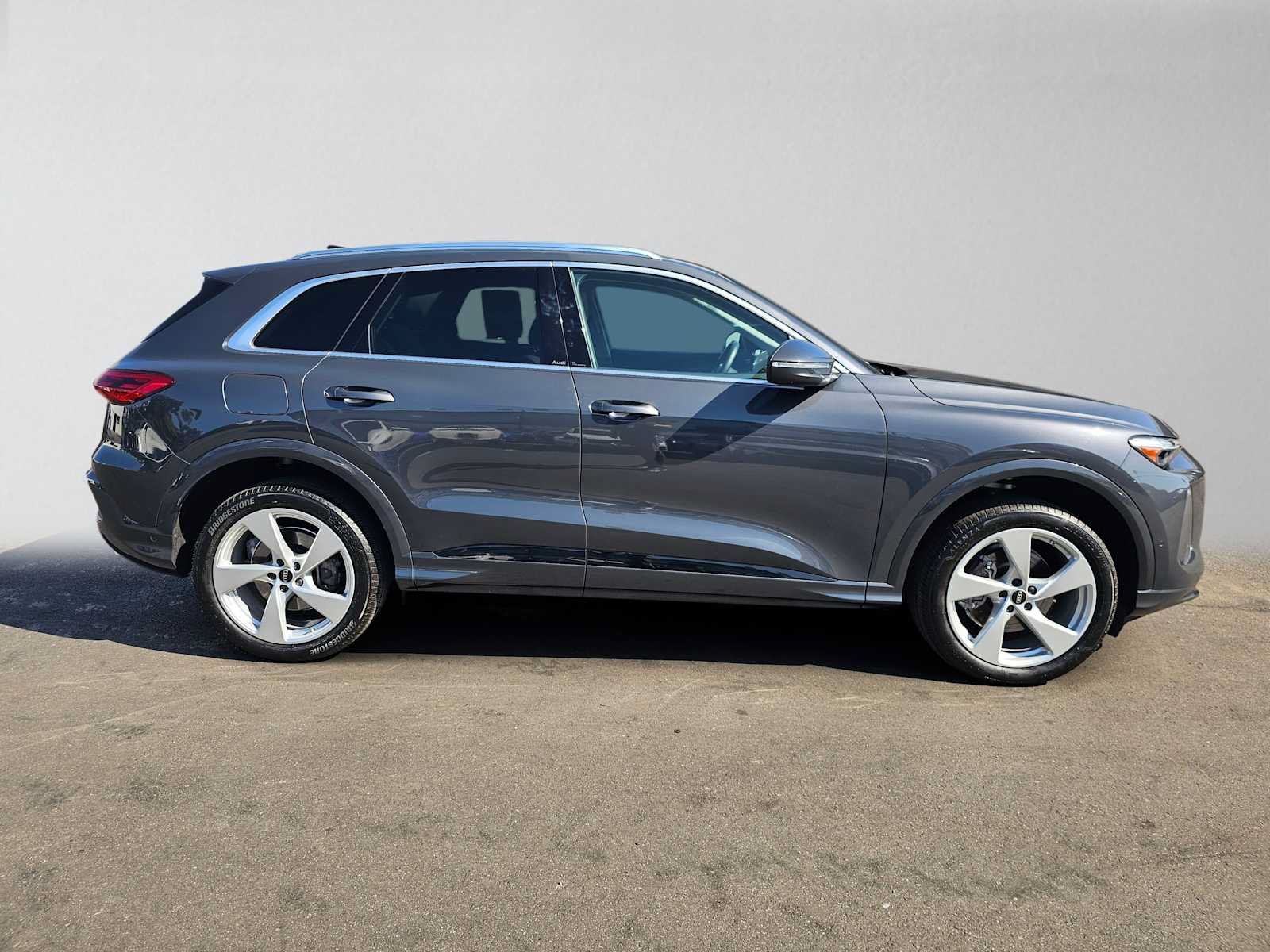 Used 2025 Audi Q5 Premium Plus w/ Premium Plus AWD/4WD image 2