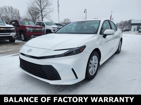 Used 2025 Toyota Camry SE image 1