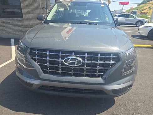 Used 2025 Hyundai Venue SEL FWD image 2