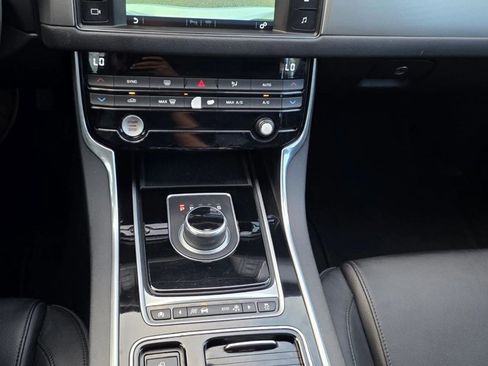 Used 2017 Jaguar XF Premium RWD image 24