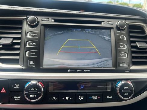 Certified 2019 Toyota Highlander Limited AWD/4WD image 21