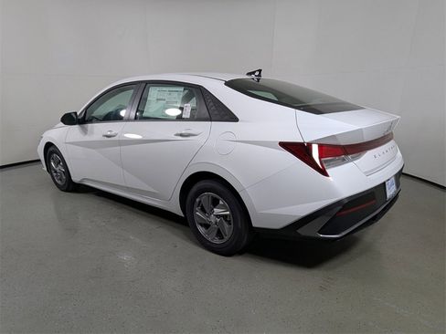 New 2025 Hyundai Elantra SE image 5