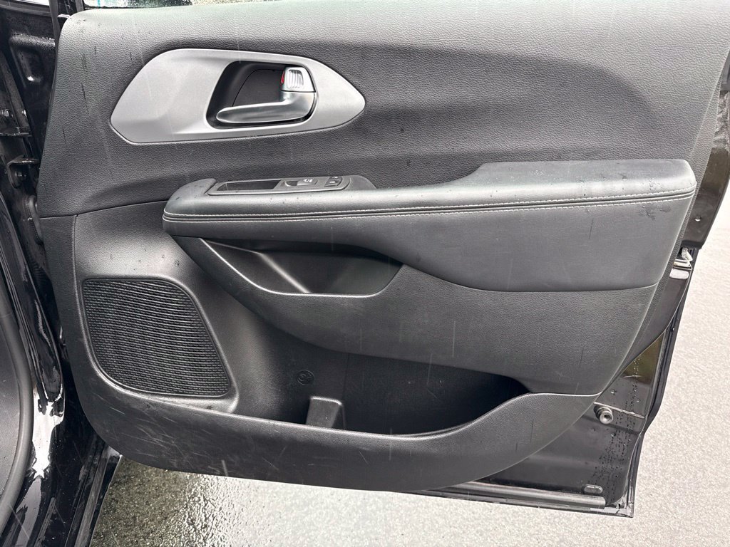 Used 2025 Chrysler Pacifica Limited FWD image 9
