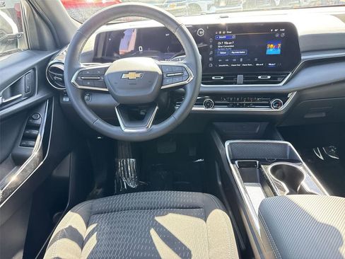 Used 2025 Chevrolet Equinox LT image 18