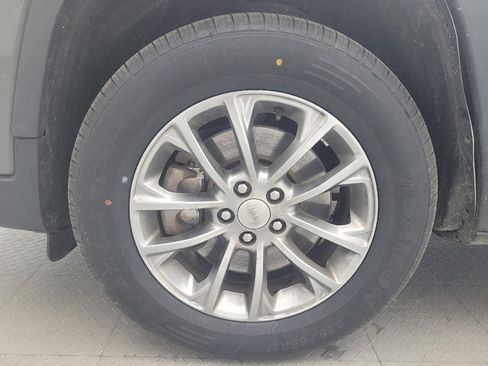Used 2019 Jeep Cherokee Latitude Plus w/ Comfort/Convenience Group AWD/4WD image 31