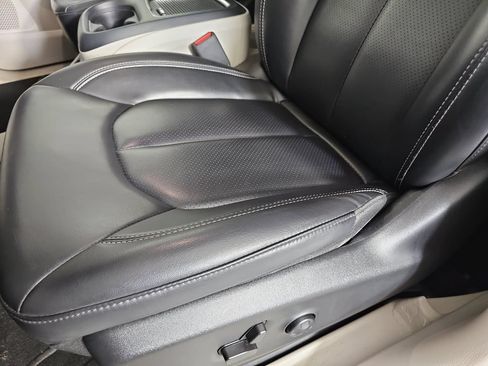 Used 2023 Chrysler Pacifica Touring-L FWD image 26