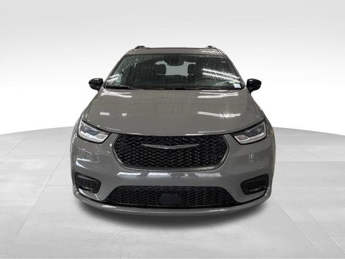 Used 2025 Chrysler Pacifica Limited FWD image 2