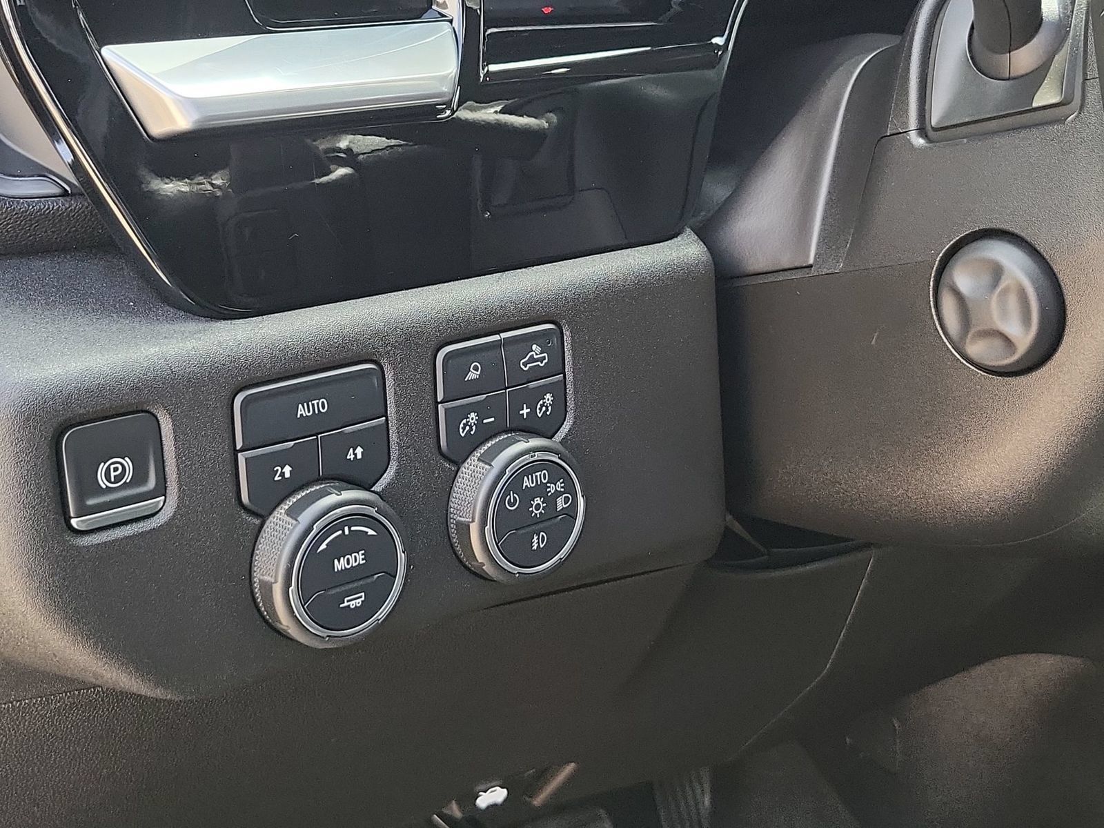 Used 2022 Chevrolet Silverado 1500 LTZ AWD/4WD image 17