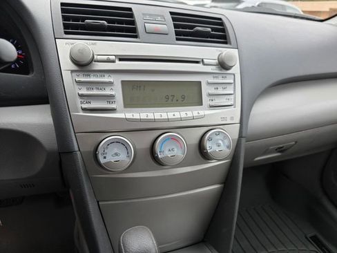 Used 2010 Toyota Camry LE image 17