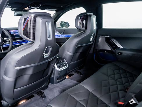 Used 2025 BMW 740i w/ Premium Package image 34