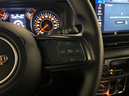 Used 2025 Jeep Gladiator Sport image 14