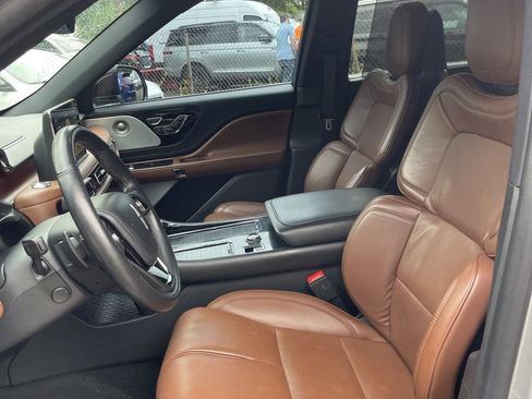 Used 2022 Lincoln Aviator Reserve w/ Equipment Group 201A AWD/4WD image 8