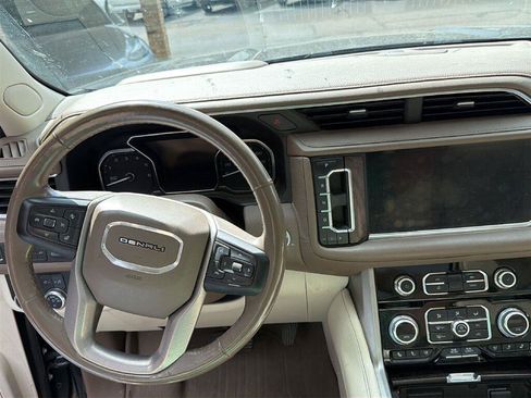 Used 2021 GMC Yukon Denali w/ Denali Premium Package AWD/4WD image 4