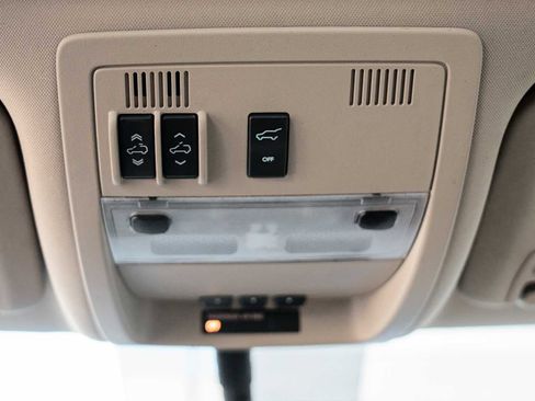 Used 2011 GMC Yukon SLT w/ SLT Chrome Package image 29