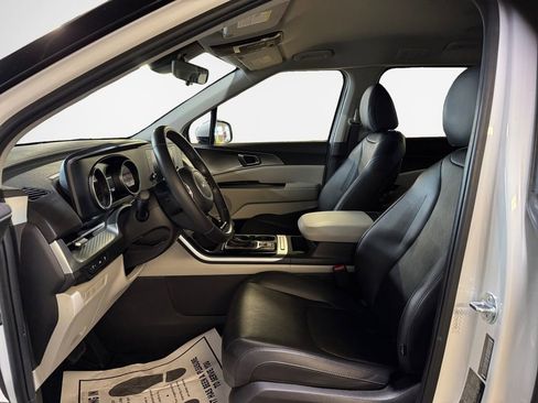 Used 2024 Kia Carnival LX image 12