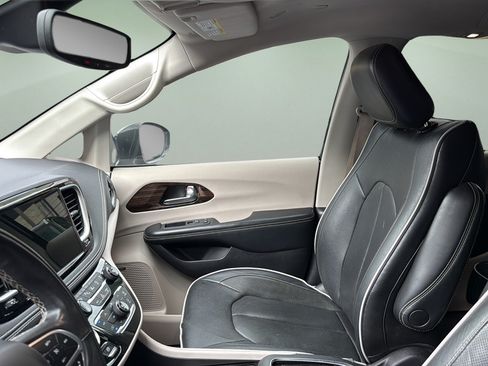 Used 2022 Chrysler Pacifica Limited FWD image 13