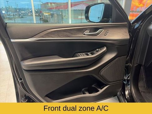 Used 2024 Jeep Grand Cherokee Limited w/ Black Appearance Package image 13