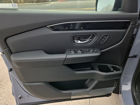 New 2025 Honda Pilot Touring image 12