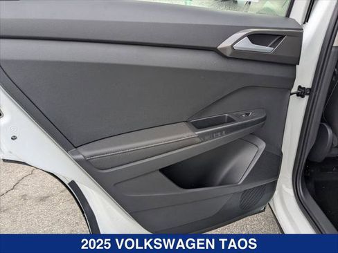 New 2025 Volkswagen Taos SE FWD image 17