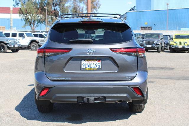 Used 2022 Toyota Highlander XLE FWD image 4