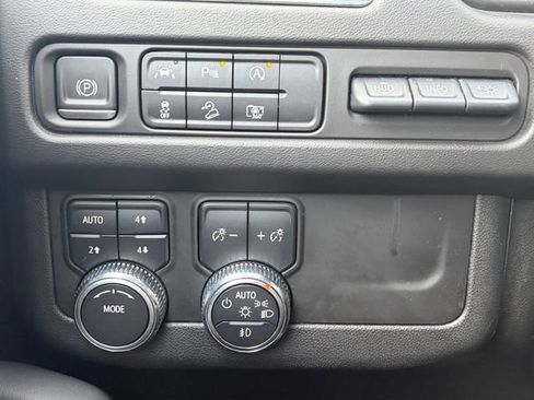 Used 2023 GMC Yukon XL AT4 w/ AT4 Premium Package image 5