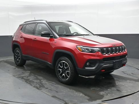 Used 2025 Jeep Compass Trailhawk AWD/4WD image 4