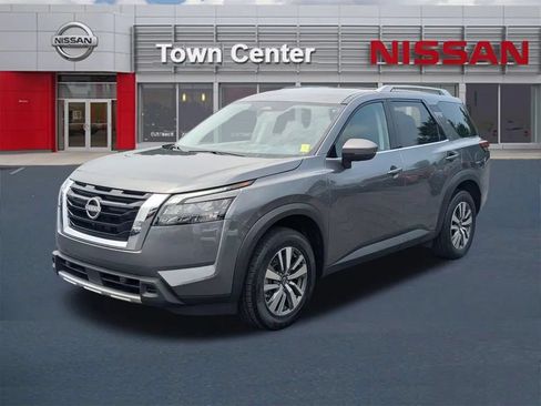Certified 2025 Nissan Pathfinder SL FWD image 3
