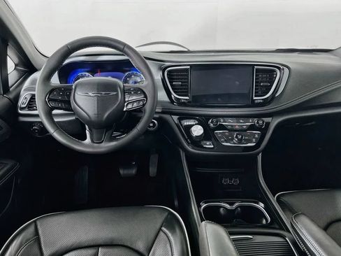 Used 2025 Chrysler Pacifica Limited FWD image 24