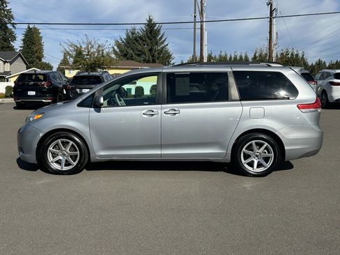 Used 2014 Toyota Sienna XLE image 27