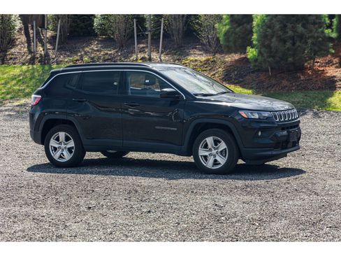 Used 2022 Jeep Compass Latitude image 12