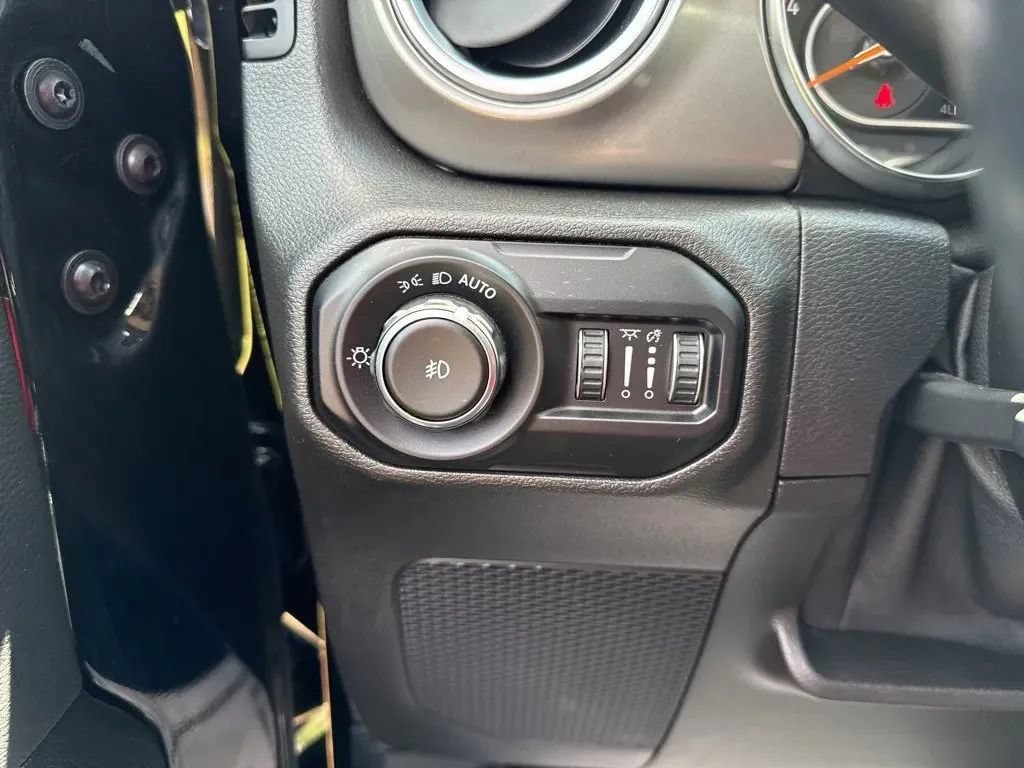 Used 2021 Jeep Wrangler Unlimited Sahara AWD/4WD image 19
