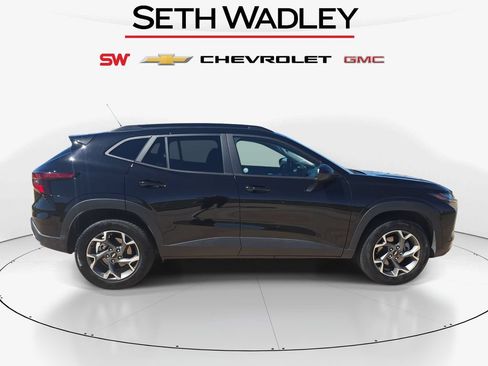 Used 2025 Chevrolet Trax LT w/ LT Convenience Package FWD image 8