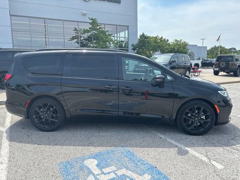 Used 2025 Chrysler Pacifica Limited FWD image 9
