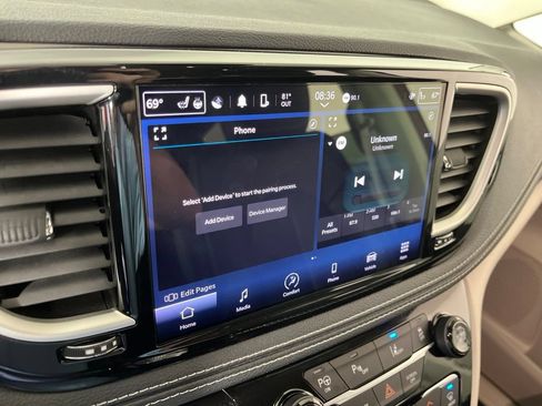 Used 2023 Chrysler Pacifica Touring-L FWD image 34