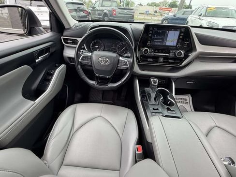 Used 2021 Toyota Highlander XLE AWD/4WD image 16