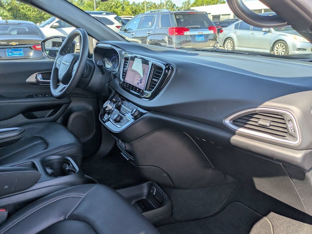 Used 2025 Chrysler Pacifica Select FWD image 30