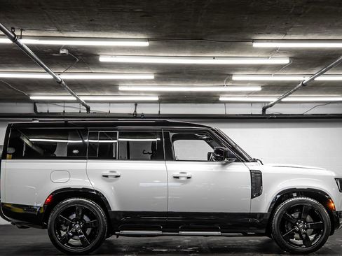 Used 2023 Land Rover Defender 130 X-Dynamic SE image 6