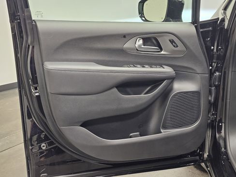 New 2026 Chrysler Pacifica Select image 18