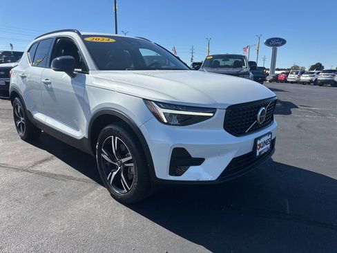 Used 2024 Volvo XC40 B5 Core image 4