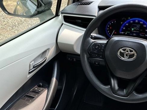 Used 2022 Toyota Corolla LE FWD image 29