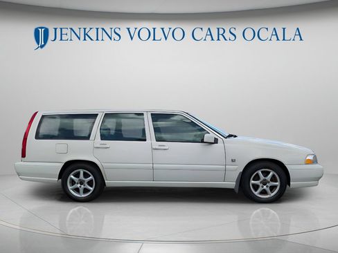 Used 1999 Volvo V70 FWD image 2