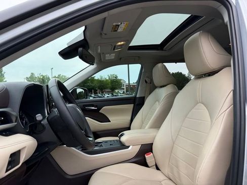 Used 2021 Toyota Highlander XLE FWD image 23