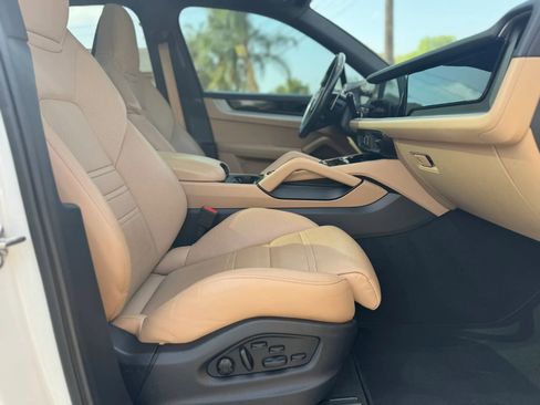 Used 2024 Porsche Cayenne w/ Premium Package AWD/4WD image 23