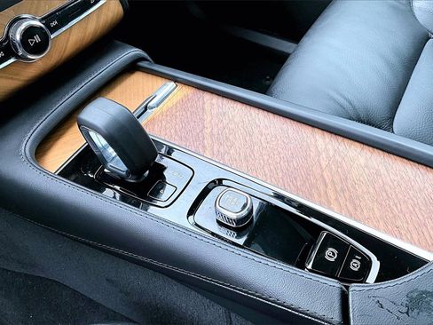 Used 2024 Volvo XC90 B6 Plus image 18