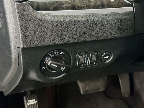 Used 2018 Chrysler 300 Limited AWD/4WD image 17