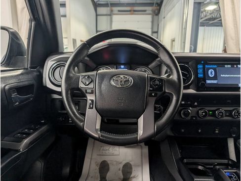 Used 2017 Toyota Tacoma TRD Off-Road w/ Tow Package AWD/4WD image 11
