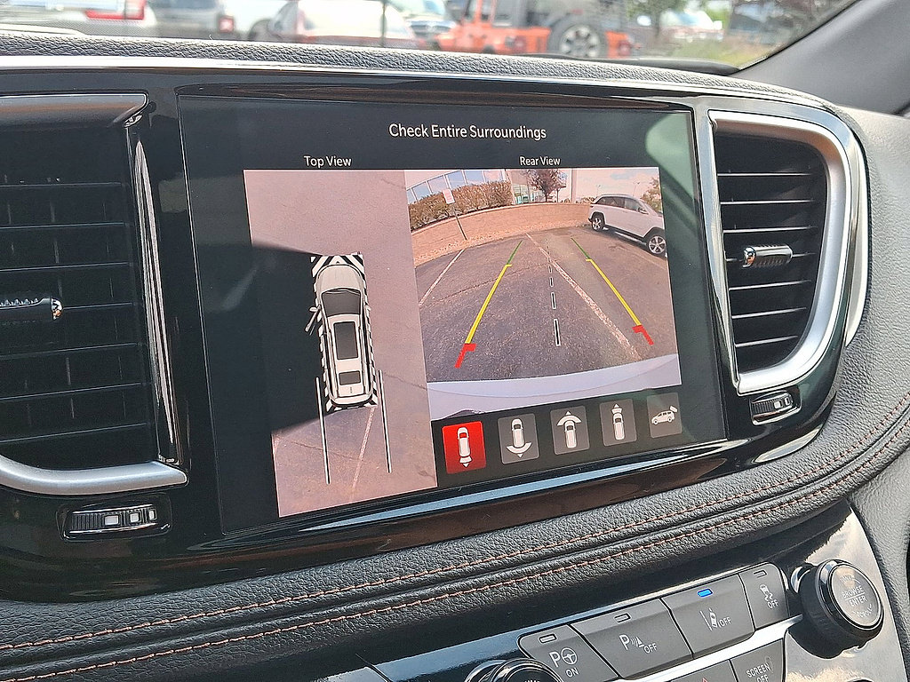 Used 2025 Chrysler Pacifica Pinnacle FWD image 21
