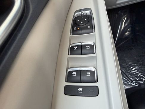 Used 2025 Kia Carnival EX image 27