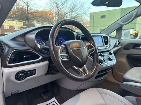 Used 2018 Chrysler Pacifica Touring-L FWD image 15